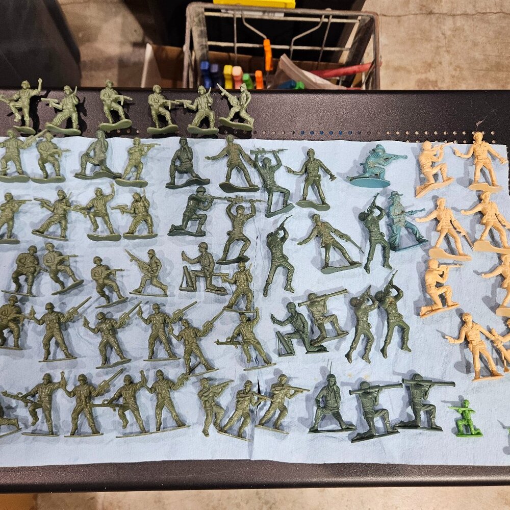 Lot of plastic army men
